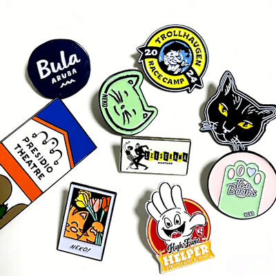 Αγορά Προσαρμοσμένες κονκάρδες με σμάλτο σε αντίκα χρυσή επιμετάλλωση με μαλακό ή σκληρό λογότυπο κομμένο σε σχήμα για κονκάρδες καρφίτσας online manufacture