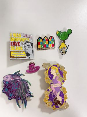 Καλή τιμή. Προσαρμοσμένη μεταλλική καρφίτσα με εξατομικευμένο λογότυπο λαμπερά χρώματα και επιλογές μεγέθους πελάτη σε απευθείας σύνδεση