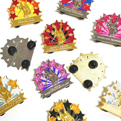 Προσαρμοσμένη κονκάρδα από σκληρό ή μαλακό σμάλτο με γκλίτερ, εκτύπωση UV και χαριτωμένο λογότυπο anime.