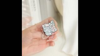 Προσαρμοσμένες κονκάρδες και καρφίτσες υψηλής προστιθέμενης αξίας για σχολικούς οργανισμούς και εταιρείες